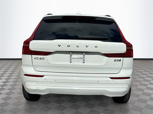 Used 2022 Volvo XC60 B5 Momentum image 7