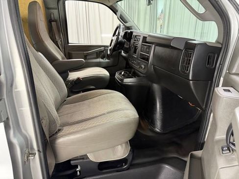 Used 2017 Chevrolet Express 2500 RWD image 7