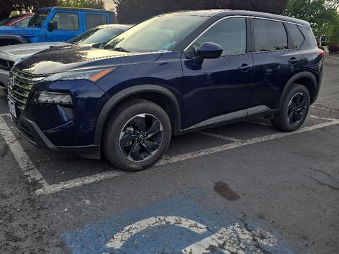 Used 2024 Nissan Rogue SV AWD/4WD image 2