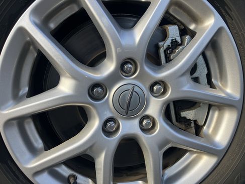 Used 2024 Chrysler Pacifica Touring-L image 9