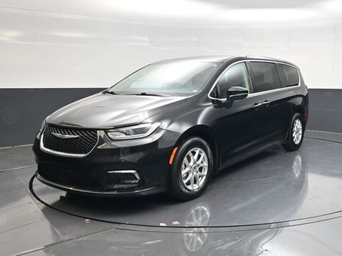 Used 2023 Chrysler Pacifica Touring-L FWD image 7