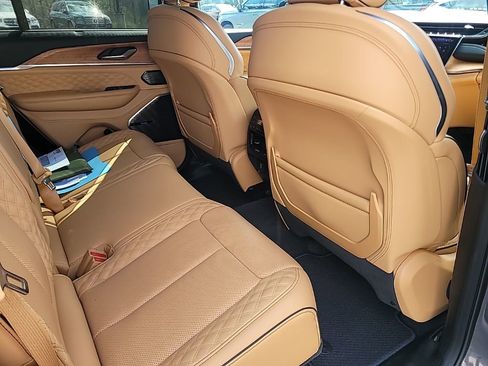 Used 2025 Jeep Grand Cherokee Summit image 33