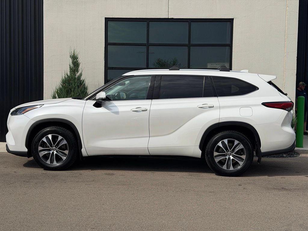 Used 2021 Toyota Highlander XLE AWD/4WD image 2