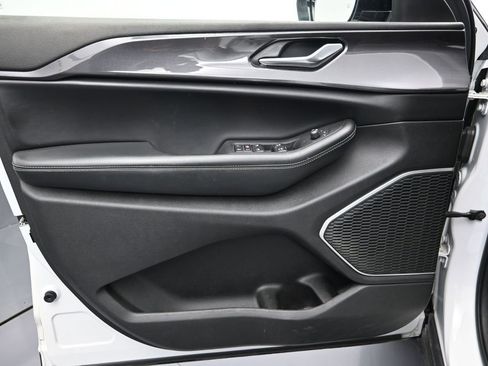 Used 2022 Jeep Grand Cherokee Altitude image 12