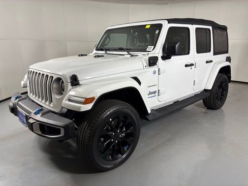 Used 2022 Jeep Wrangler Unlimited Sahara AWD/4WD image 4