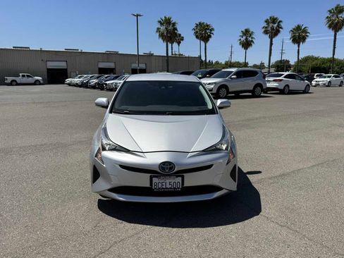 Used 2017 Toyota Prius Two w/ Prius Two Safety Plus Package FWD image 4