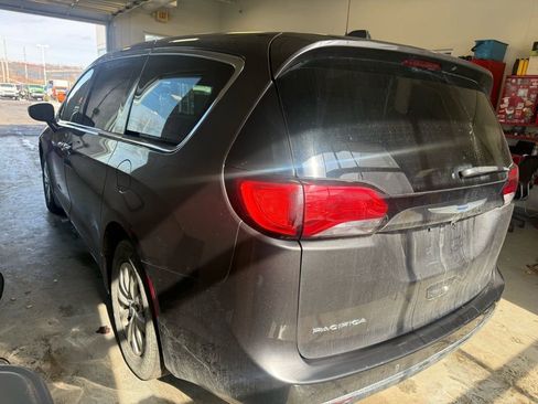 Used 2018 Chrysler Pacifica Touring Plus image 5