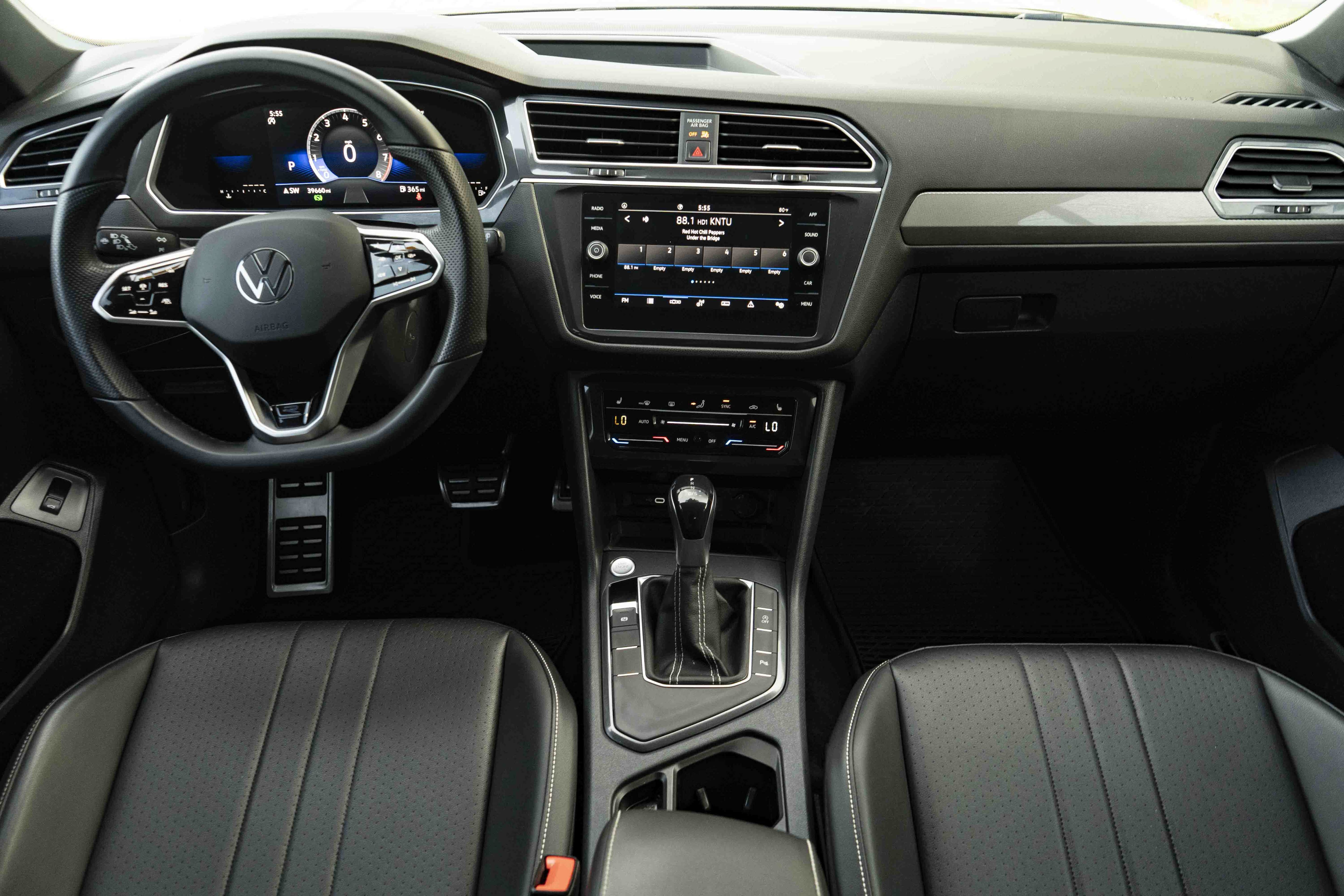 Certified 2023 Volkswagen Tiguan SE R-Line FWD image 23