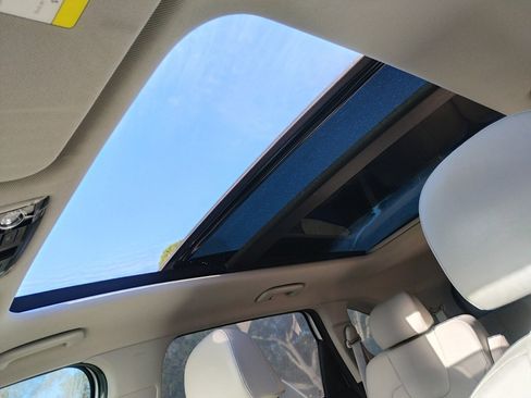 Used 2022 Kia Sorento EX w/ Panoramic Sunroof Package image 2