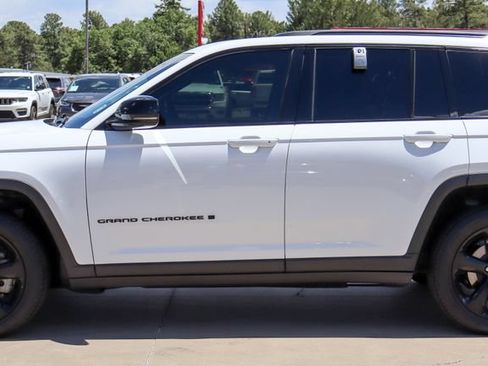 Used 2023 Jeep Grand Cherokee Limited w/ Black Appearance Package AWD/4WD image 6