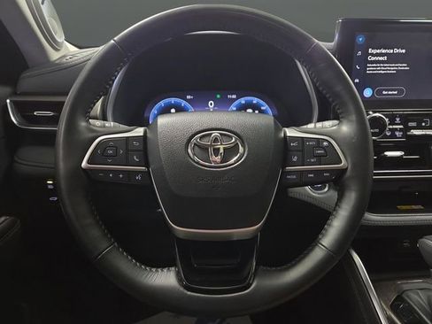 Used 2023 Toyota Highlander L image 19