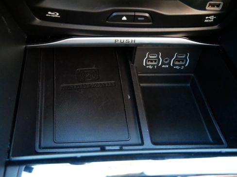 Used 2024 Chrysler Pacifica Limited w/ Uconnect Theater Family Group image 27