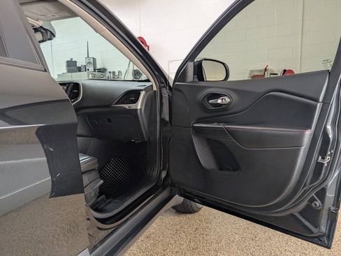 Used 2016 Jeep Cherokee Trailhawk w/ Cold Weather Group AWD/4WD image 18