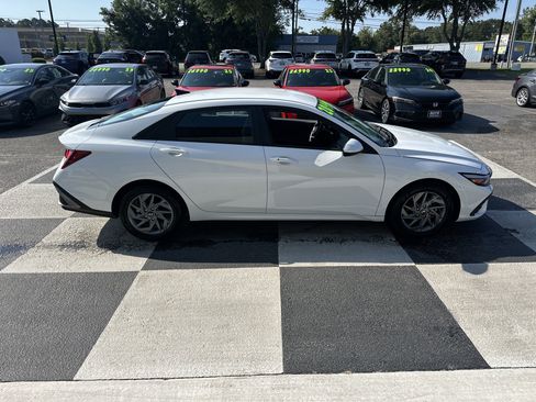 Used 2024 Hyundai Elantra SEL FWD image 3