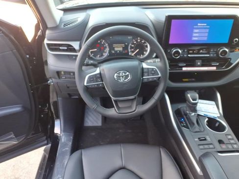 New 2026 Toyota Highlander XLE image 10