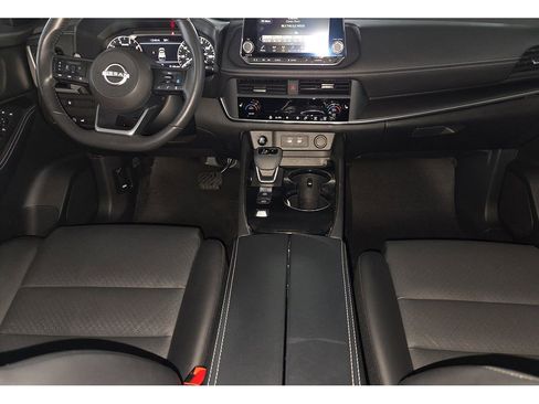 Used 2024 Nissan Rogue SV w/ SV Premium Package image 11