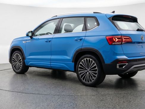 Used 2025 Volkswagen Taos SE image 6