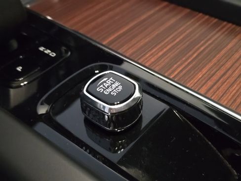 Certified 2023 Volvo XC60 B5 Plus w/ Climate Package image 22