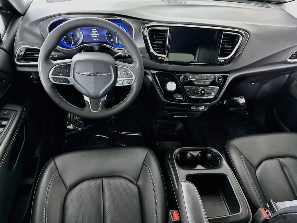 Used 2025 Chrysler Pacifica Select FWD image 4