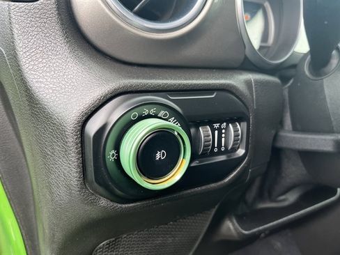 Used 2018 Jeep Wrangler Unlimited Sahara w/ Uconnect 4C Nav & Sound Group AWD/4WD image 19
