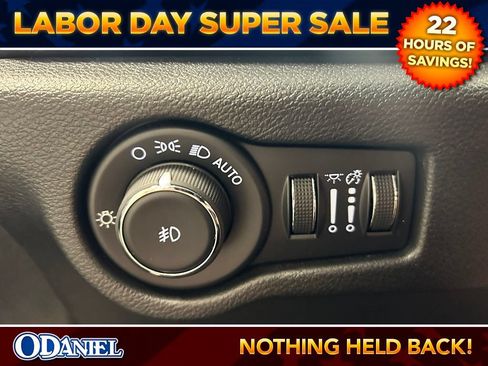 Used 2025 Chrysler Pacifica Select FWD image 12