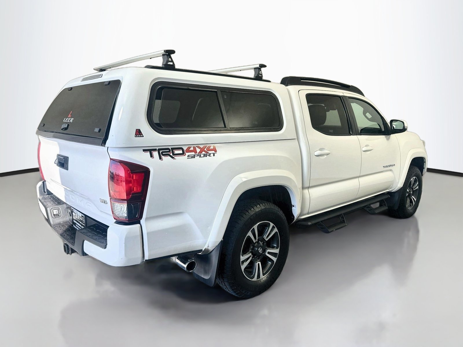 Used 2018 Toyota Tacoma TRD Sport AWD/4WD image 7