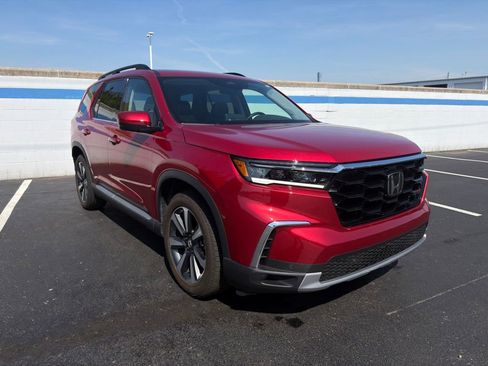Certified 2025 Honda Pilot Touring image 7