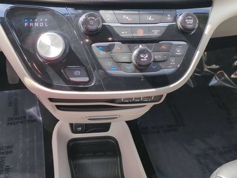 Used 2023 Chrysler Pacifica Touring-L FWD image 21