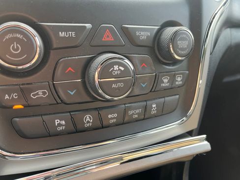 Used 2021 Jeep Grand Cherokee Laredo image 14