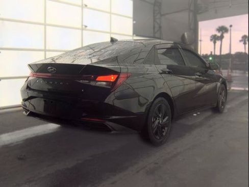 Used 2022 Hyundai Elantra SEL w/ Convenience Package FWD image 2