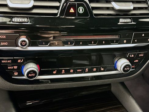 Used 2019 BMW 530e xDrive w/ Premium Package image 24