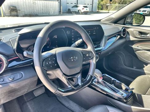 Used 2025 Chevrolet Trax RS w/ Sunroof Package image 11