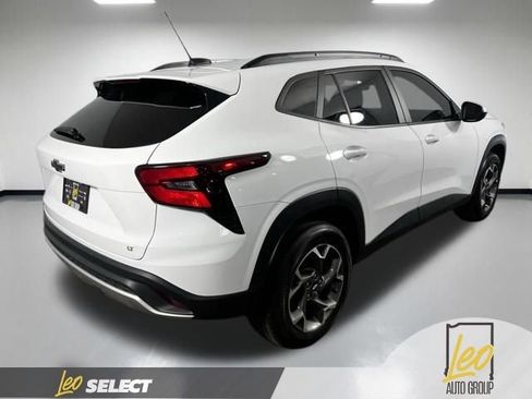 Used 2024 Chevrolet Trax LT w/ Sunroof Package FWD image 6