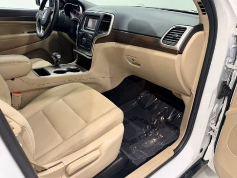 Used 2014 Jeep Grand Cherokee Laredo w/ Quick Order Package 23E AWD/4WD image 32