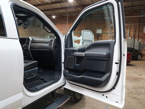 Used 2020 Ford F350 Platinum w/ FX4 Off-Road Package image 42