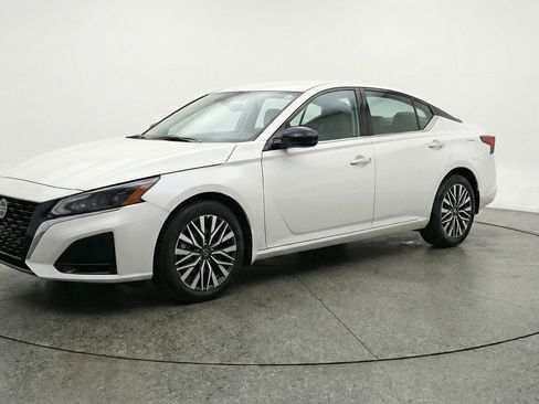 Used 2025 Nissan Altima 2.5 SV image 3