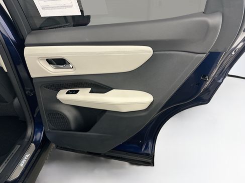 Used 2024 Nissan Ariya AWD image 31