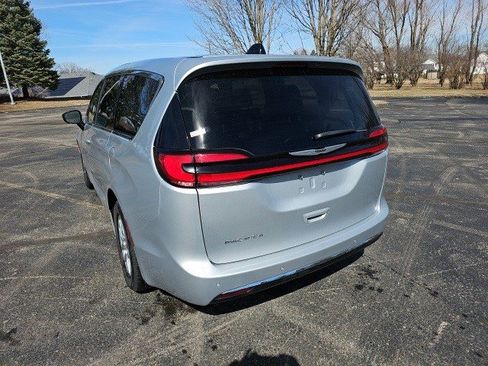 Used 2024 Chrysler Pacifica Touring-L image 3