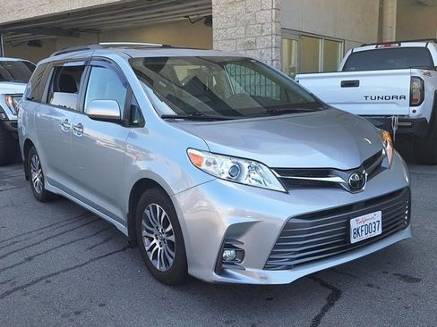 Used 2019 Toyota Sienna XLE Premium image 3