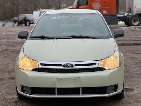 Used 2010 Ford Focus SE image 1