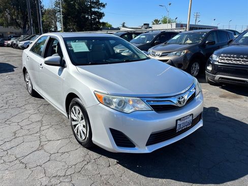 Used 2014 Toyota Camry LE image 1