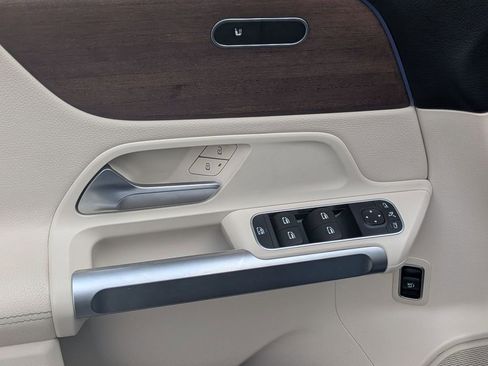 Used 2022 Mercedes-Benz GLB 250 4MATIC w/ Premium Package Lite image 14