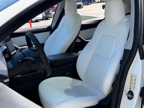 Used 2022 Tesla Model Y Long Range image 22