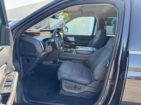 Used 2025 Ford Expedition Active RWD image 9