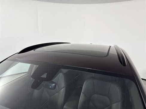 Certified 2025 Porsche Macan image 17