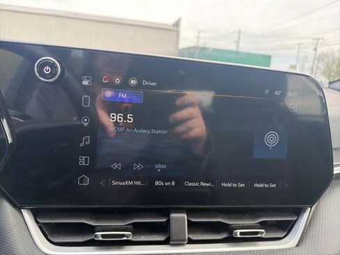 Used 2025 Chevrolet Equinox LT w/ Safety and Technology Package AWD/4WD image 4