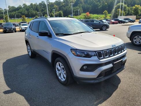 Used 2024 Jeep Compass Latitude AWD/4WD image 3