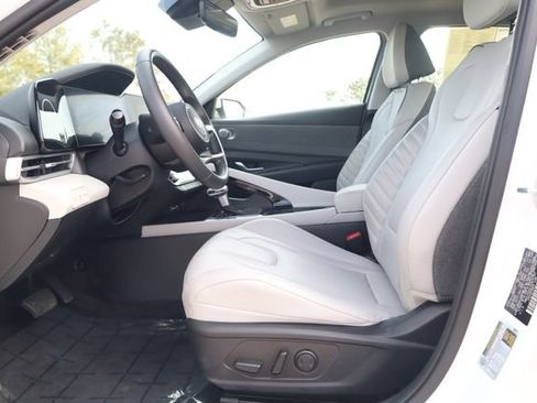 Certified 2025 Hyundai Elantra Limited image 13