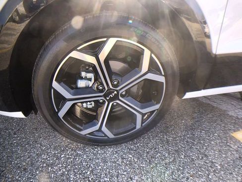 New 2025 Kia Niro EX Touring image 10