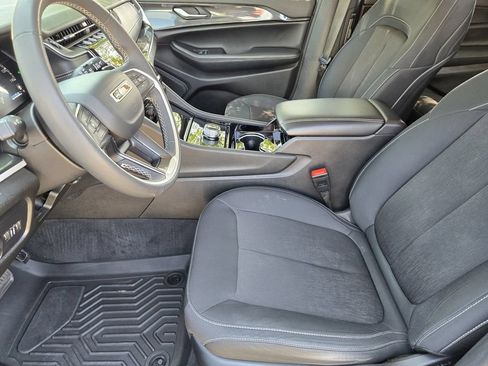 Used 2023 Jeep Grand Cherokee L Laredo RWD image 8